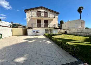 Villa Fontane Bianche a few meters from the beach