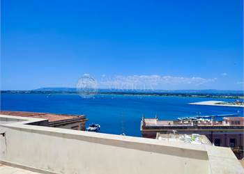 Appartamento con due terrazzi e vista mare