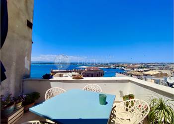 Appartamento con due terrazzi e vista mare