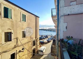 Independent with terrace overlooking the sea